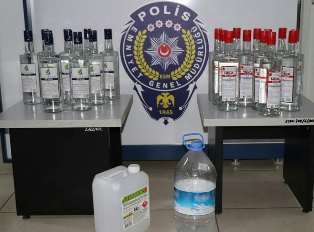 Foça’da yılbaşı öncesi bin 229 şişe kaçak içki ele geçirdi 