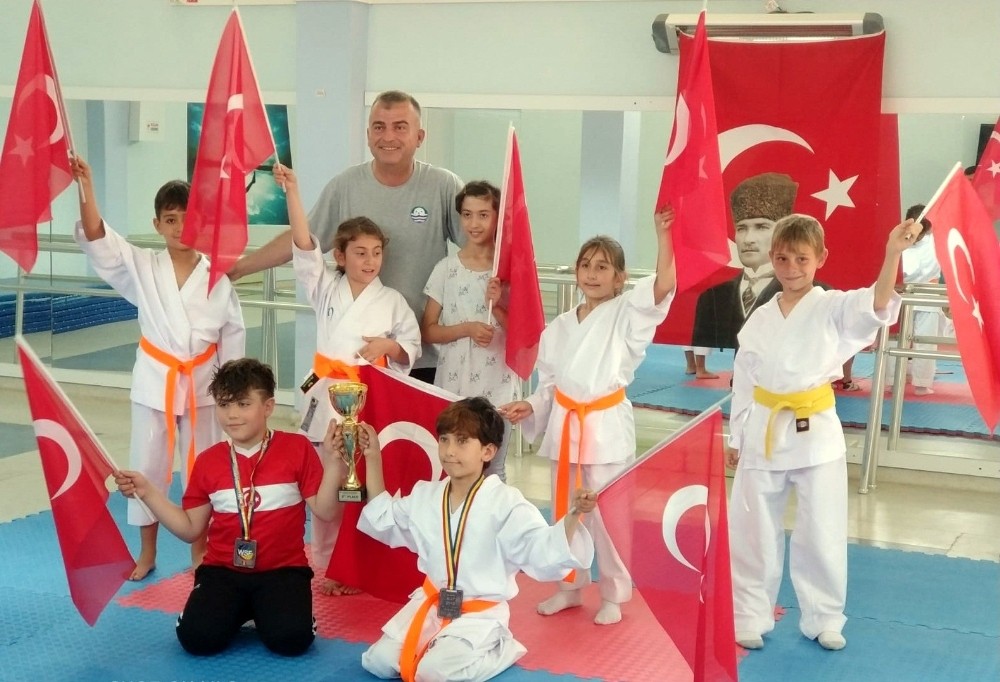 Foçalı miniklerin karate coşkusu 