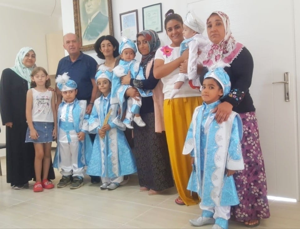 Foçalı muhtar mahallesinin çocuklarını sünnet ettirdi 