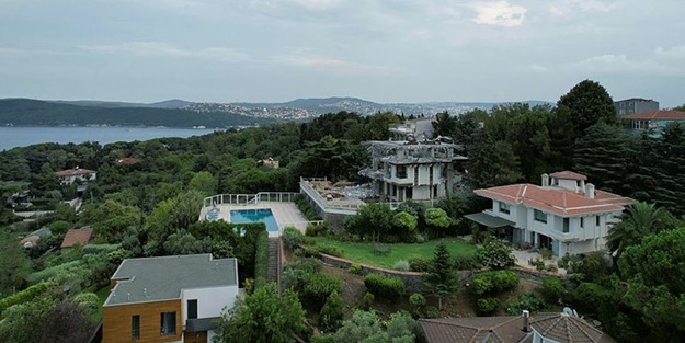 Fondaş medyanın patronuna şok! Kaçak villanın yıkımına başlandı