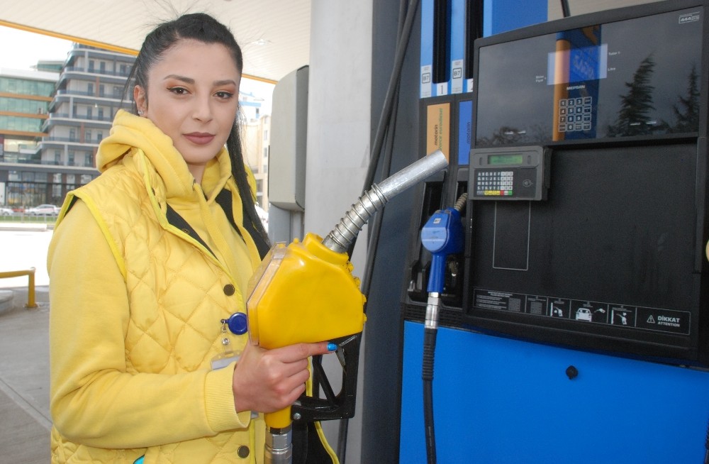 Fönlü saçları, ojeli tırnaklarıyla benzincide depoları dolduruyor 