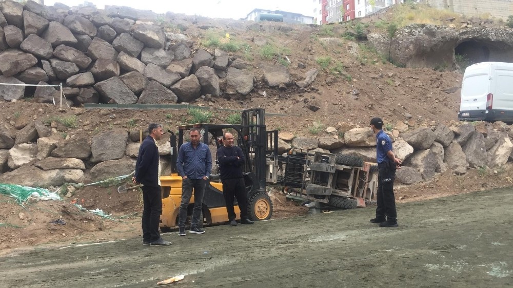 Forklift altında kalan şahıs yaralandı 