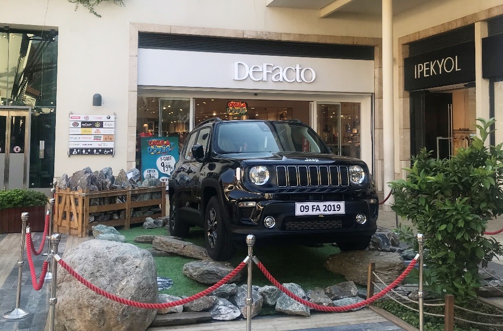 Forum Aydın’da alışverişler Jeep Renegade sahibi yapıyor 