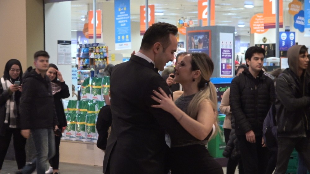 Forum Çamlık AVM’de aşkın dansı tango gösterisi 