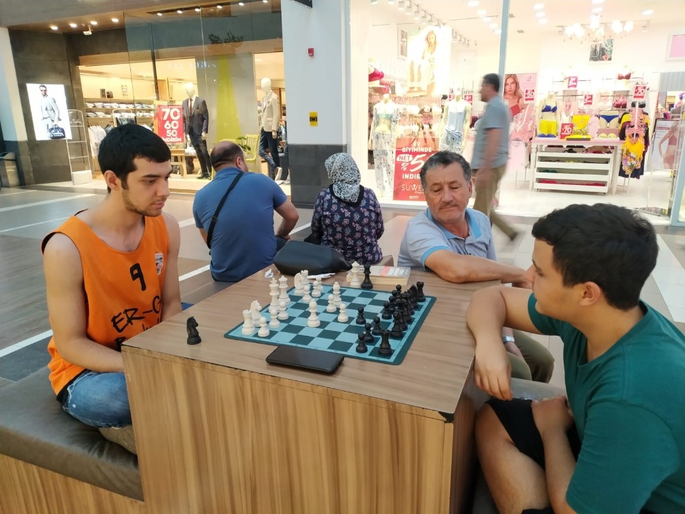 Forum Magnesia’dan ‘Sokakta Satranç Var’a destek 