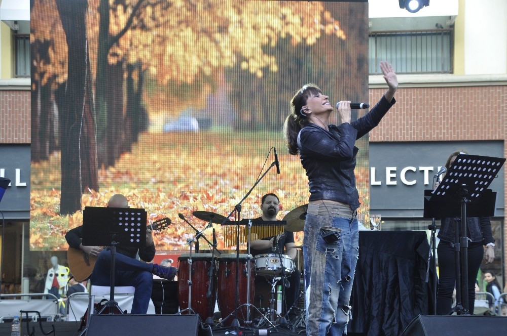 Forum Mersin ziyaretçileri Ayşegül Aldinç ile ’bahara merhaba’ dedi 