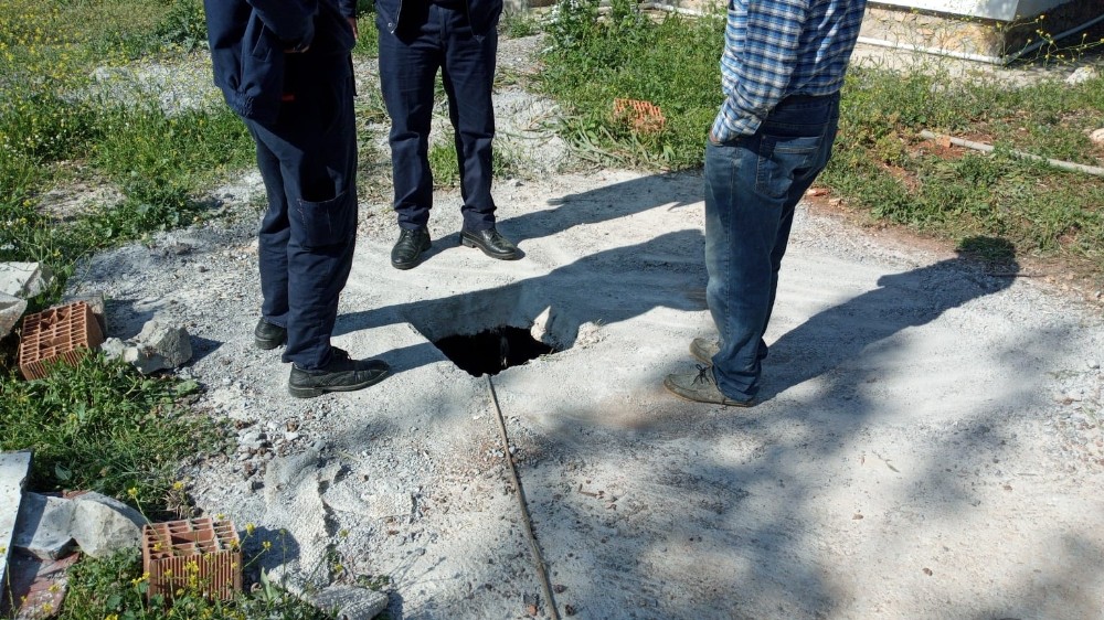 Foseptik çukuruna düşen eşeği kurtarmak için seferber oldular 