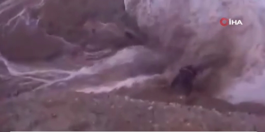 Fotoğraf çekmek isterken dalgaların arasında kaldı! O anlar böyle görüntülendi