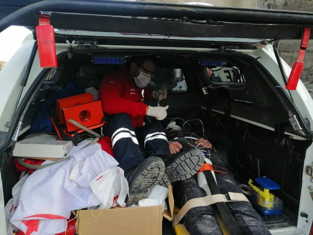 Fotoğraf çektirmek için çıktığı kayalıklardan uçuruma yuvarlandı - Yeni