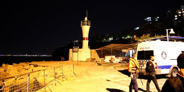 Fotoğraf çektirmek isterken 35 metreden düşüp öldü - Yeni Akit