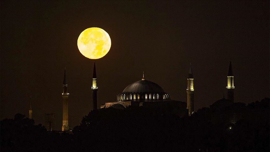 Fotoğrafçılar dolunayla Ayasofya-i Kebir Camii'ni aynı karede görüntülemek için yarıştı