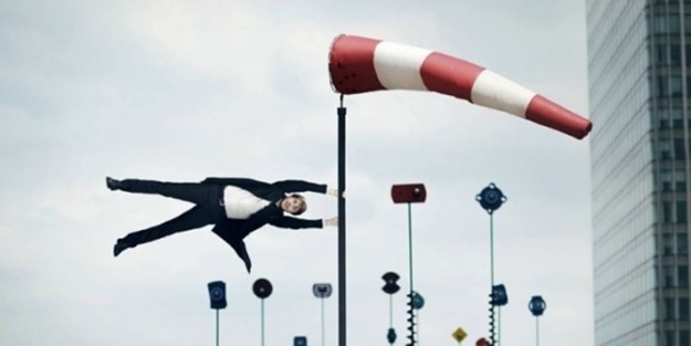 Fotoğraflara gerçeküstü bir boyut kazandırdı