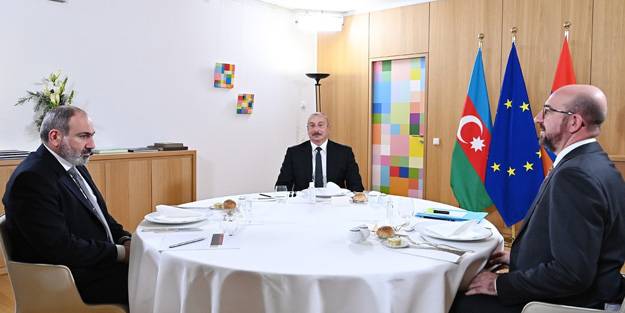 Fotoğraftaki detay dikkat çekti: Paşinyan dertli Aliyev gururlu!