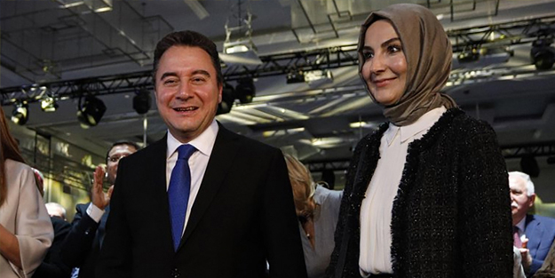 ‘Fotoğraftaki Türk’ü bulun” hakaretinde suspus, şimdi ise… Film daha bitmemiş, Ali Babacan’ın eşi çıktı sahneye