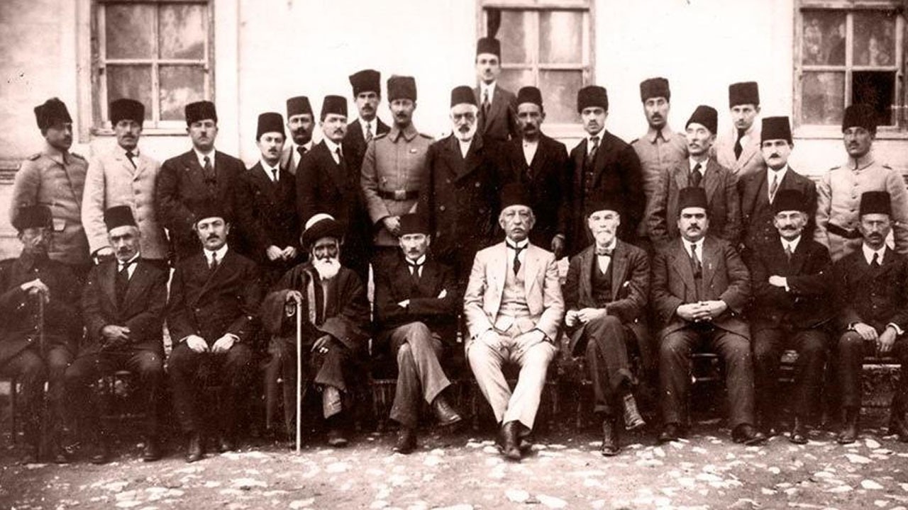 Fötr şapkalılar sonradan nerden geldiler? Sivas Kongresi’nde Mustafa Kemal’in yanındakilere dikkat