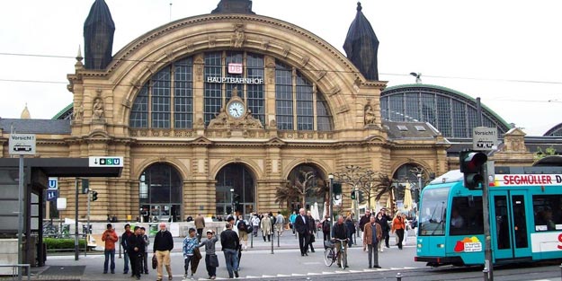 Frankfurt'ta bomba paniği! Tren istasyonu tahliye edildi