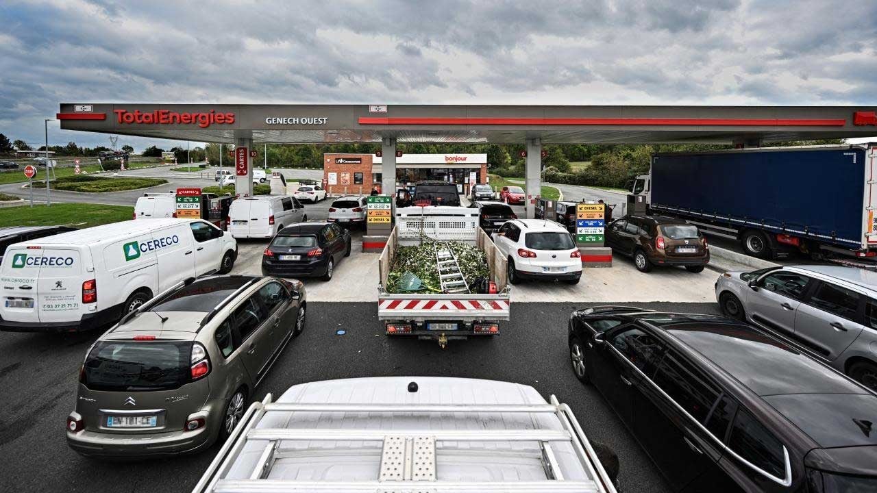 Fransa, akaryakıt fiyatları düşürmek için düğmeye bastı