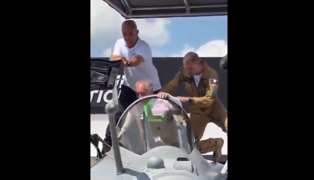 Fransa Başbakanı savaş uçağında sıkıştı