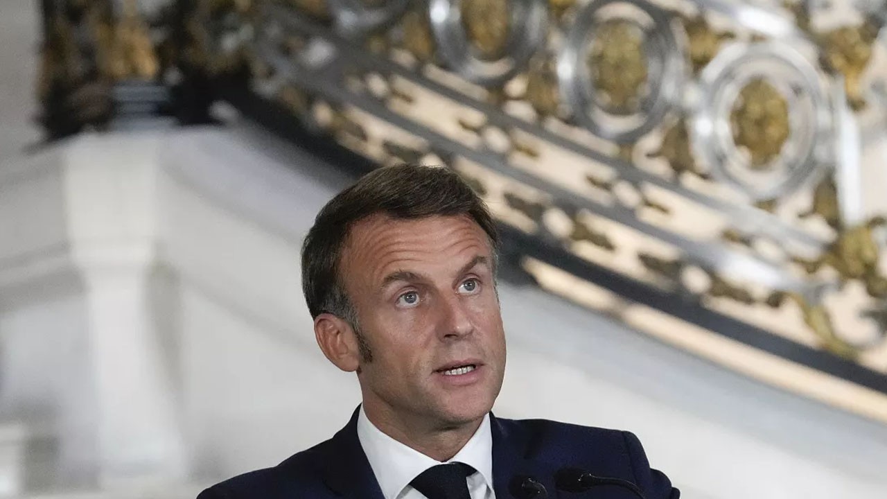 Fransa Cumhurbaşkanı Macron'u sarsan şok eleştiriler! Küfürlü tepki