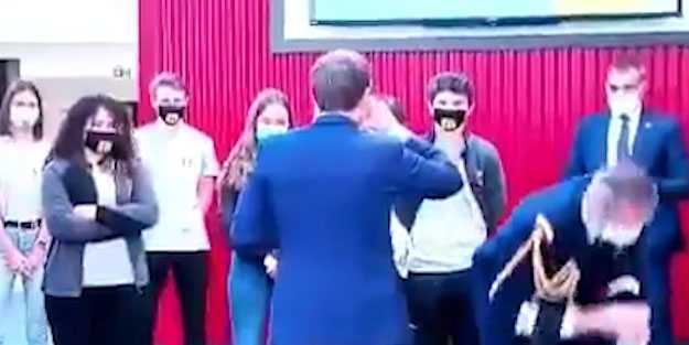 Fransa Cumhurbaşkanı Macron'un şaşırtan görüntüsü