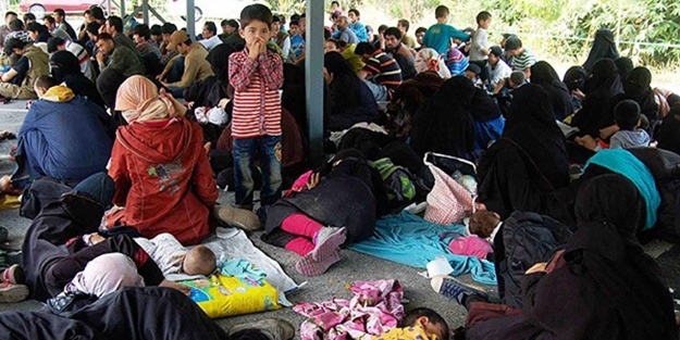 O ülke mülteci kampını yıktı: 130 çocuk kayıp!