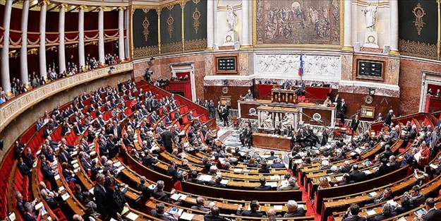 Fransa meclisinde: Kabine toplantısı sırasında muhalif milletvekili Filistin bayrağı açtı