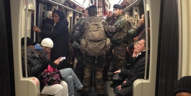 Asker metroya indi, sizce bu ülke neresi?