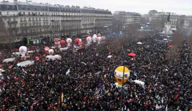 Fransa sokakları yine savaş alanı!