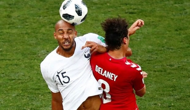 Fransa ve Danimarka ıslıklar eşliğinde tur atladı!