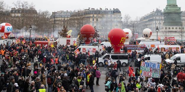 Fransa yangın yeri! Sokaklara dökülen halk Macron'u istifaya çağırdı