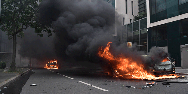 Fransa yanıyor: 176 gözaltı