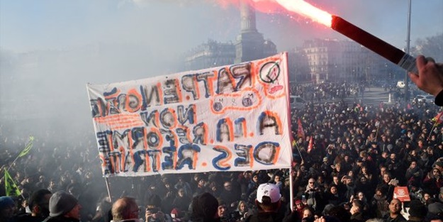 Fransa yeni yıla 'Macron istifa' diyerek giriyor