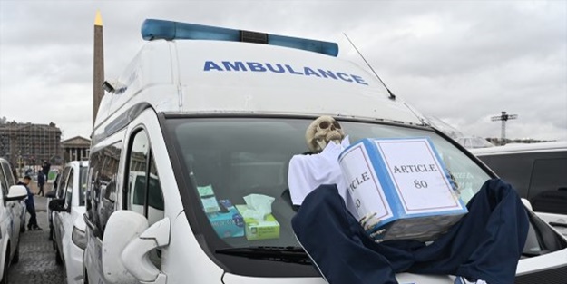 Fransa'da ambulans şoförleri de eyleme başladı