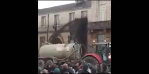 Fransa'da 'aşı zorunluluğu'na büyük öfke: 'Diktatör' Macron'un evini hayvan gübresine boğdular