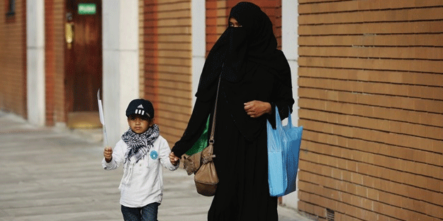 Başörtülü anneler okula alınmadı