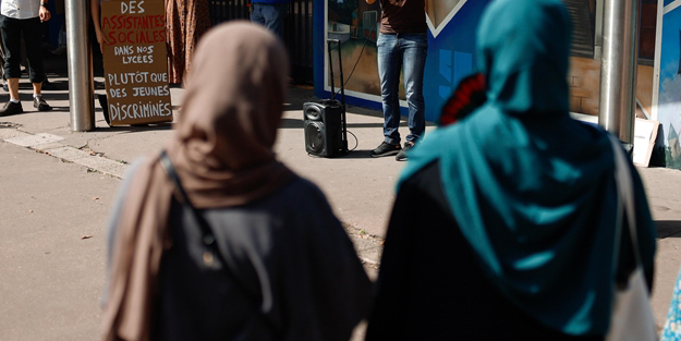 Fransa'da başörtüsü kararı! 3 ay hapis cezası verildi