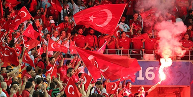 Fransa'da bayrağımıza skandal tepki!