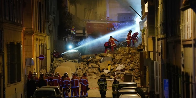 Fransa'da binalar art arda çöktü! Enkaz altında kaldılar