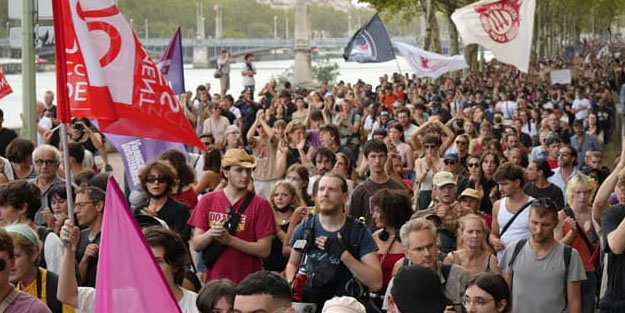 Fransa’da binlerce kişi Macron’a protesto etti!