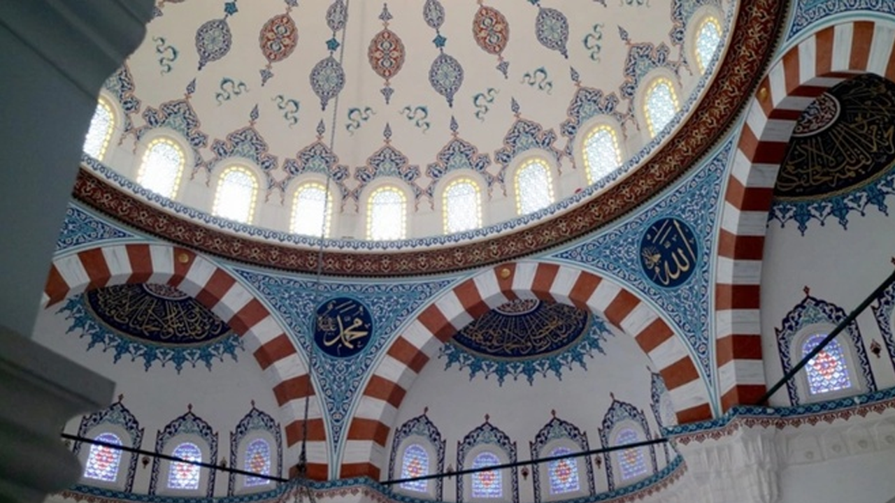 Avrupa'nın göbeğinde camiye ırkçı saldırı!