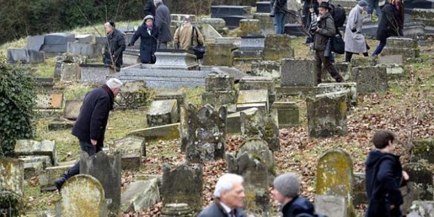 Fransa'da bir mezarlık tahribi daha