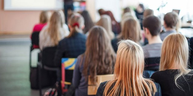 Uzun etek giyen kız öğrenci okula alınmadı