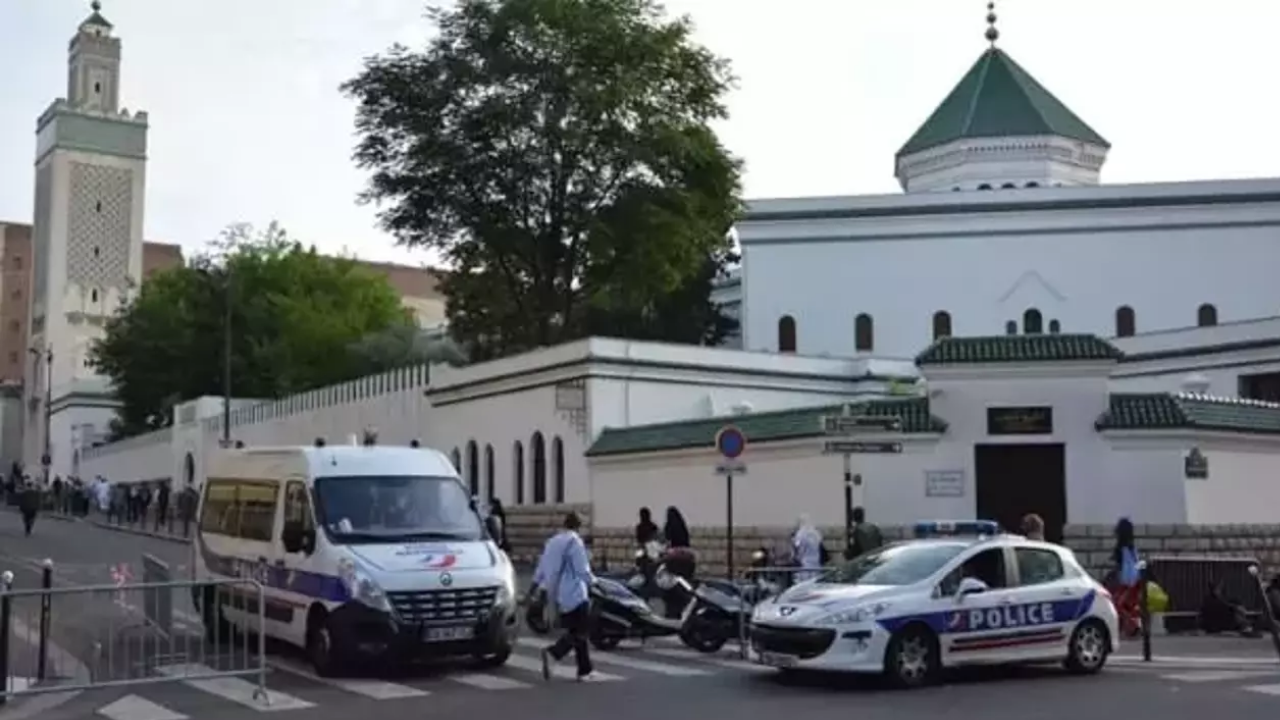 Fransa’da büyük alçaklık! Caminin kapısına domuz kafası çizildi