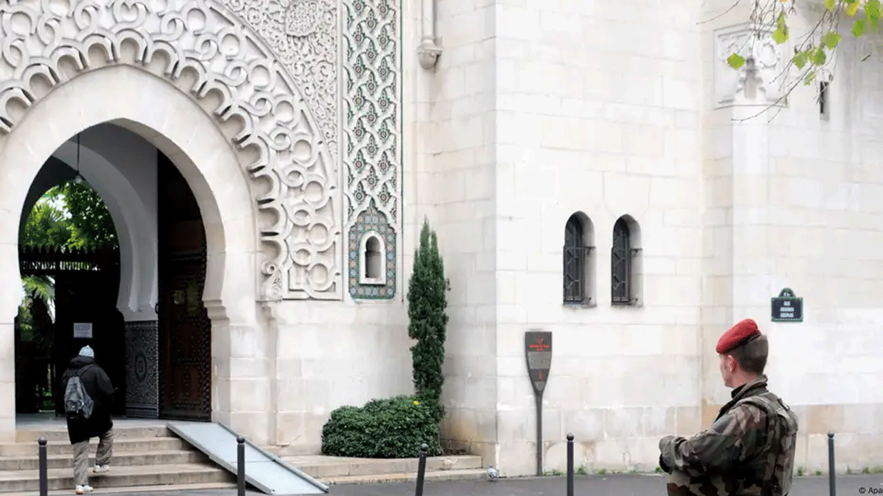 Büyük provokasyon! Cami önlerine domuz kafası bırakıldı