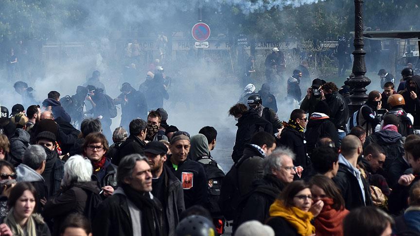 Fransa'da çalışma yasası protesto edildi
