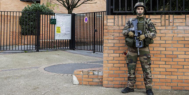 Camiyi koruyan askerlere saldırı!