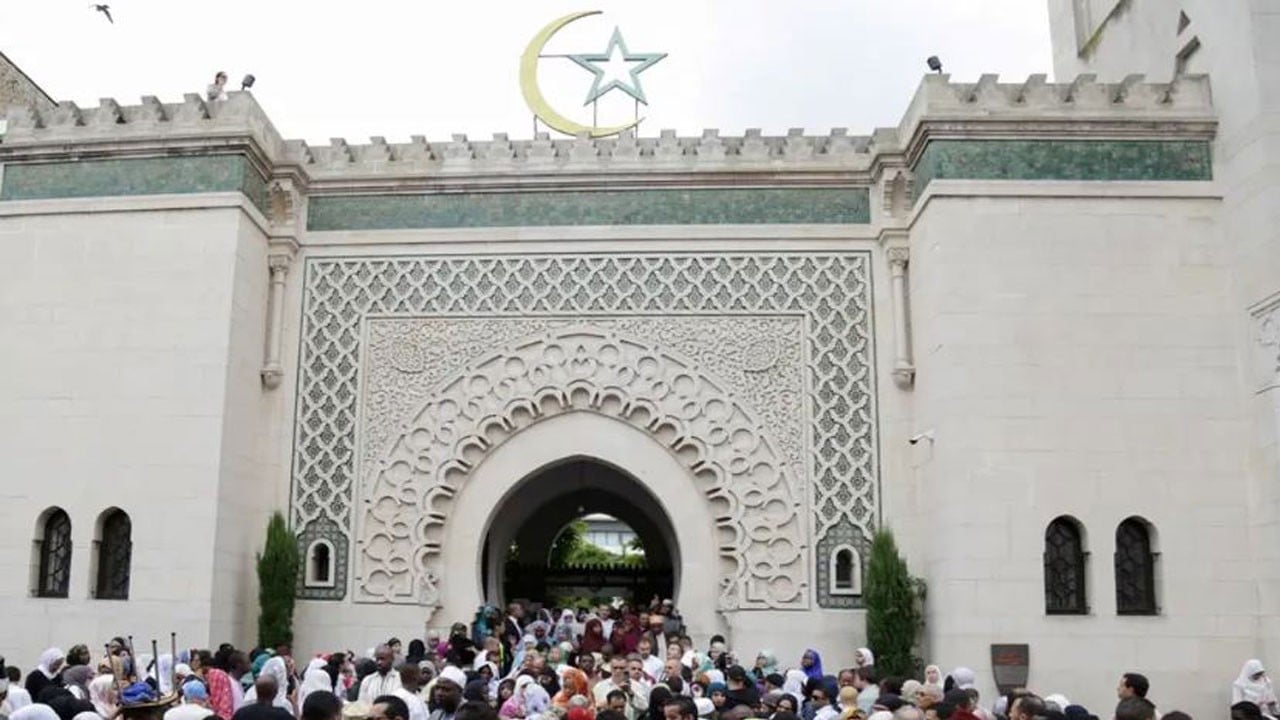 Fransa’da camiyi yaktılar! Müslümanlar diken üstünde