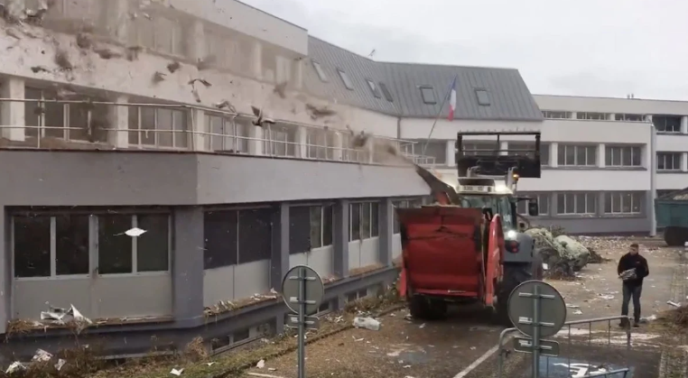 Fransa'da çiftçiler isyanda: Devlet binasına gübre püskürttüler