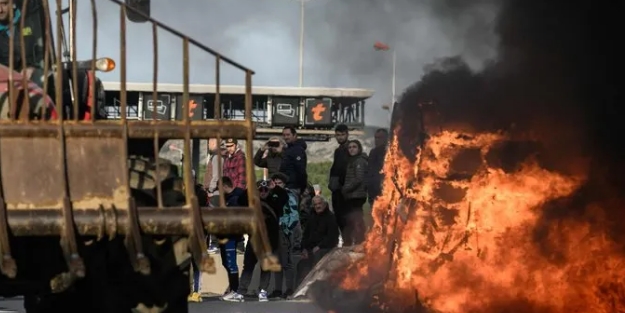 Fransa'da çiftçilerden protesto! Sosyal güvenlik kurumu binası ateşe verildi