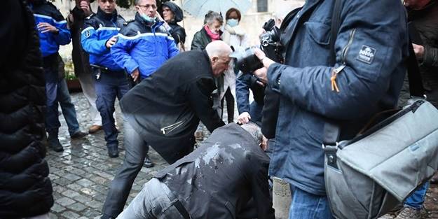 Fransa'da cumhurbaşkanı adayına yumurtalı saldırı